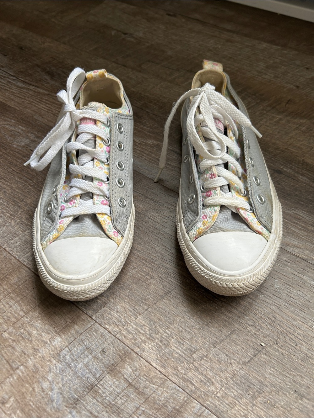 Kids Low-Top Sneakers in Light Gray with Floral Trim